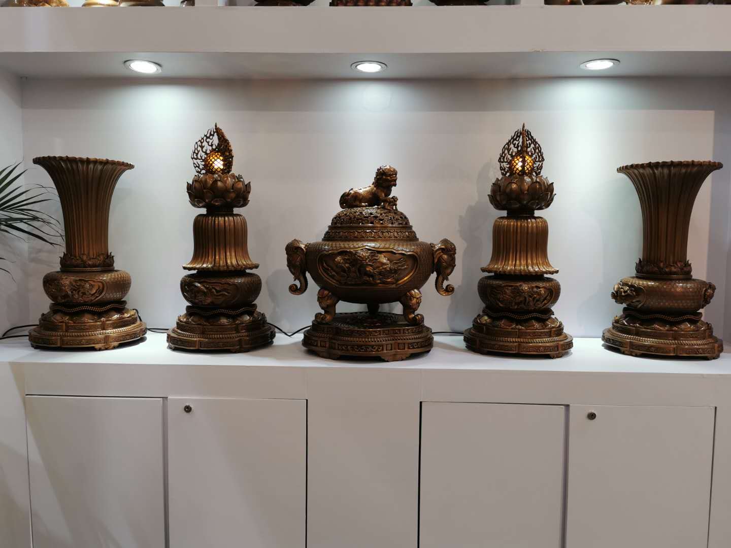 新九鼎銅藝美術館一號展廳——佛具類：佛前五供（紫銅）