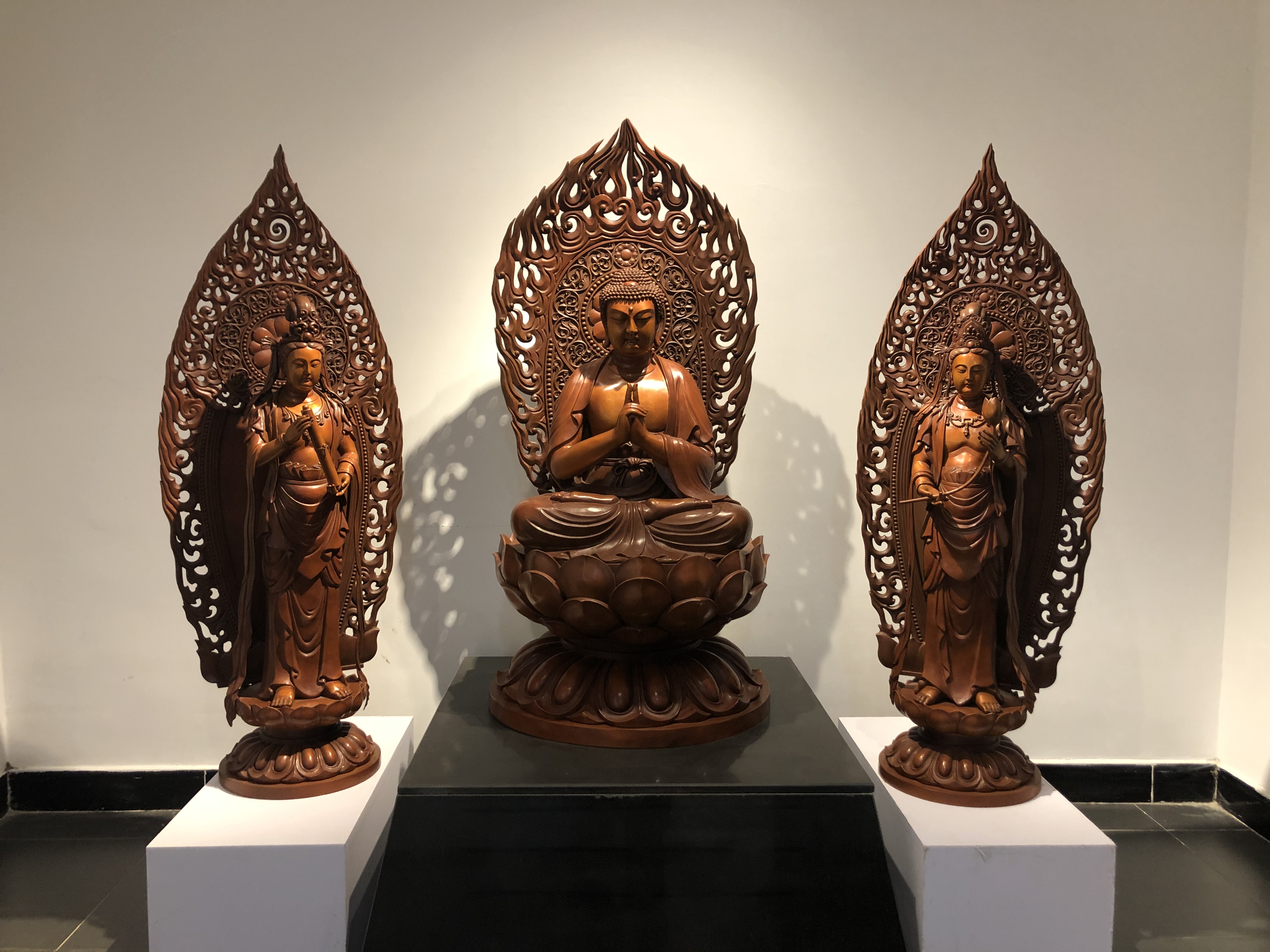 新九鼎銅藝美術(shù)館一號展廳——佛像類：華嚴(yán)三圣