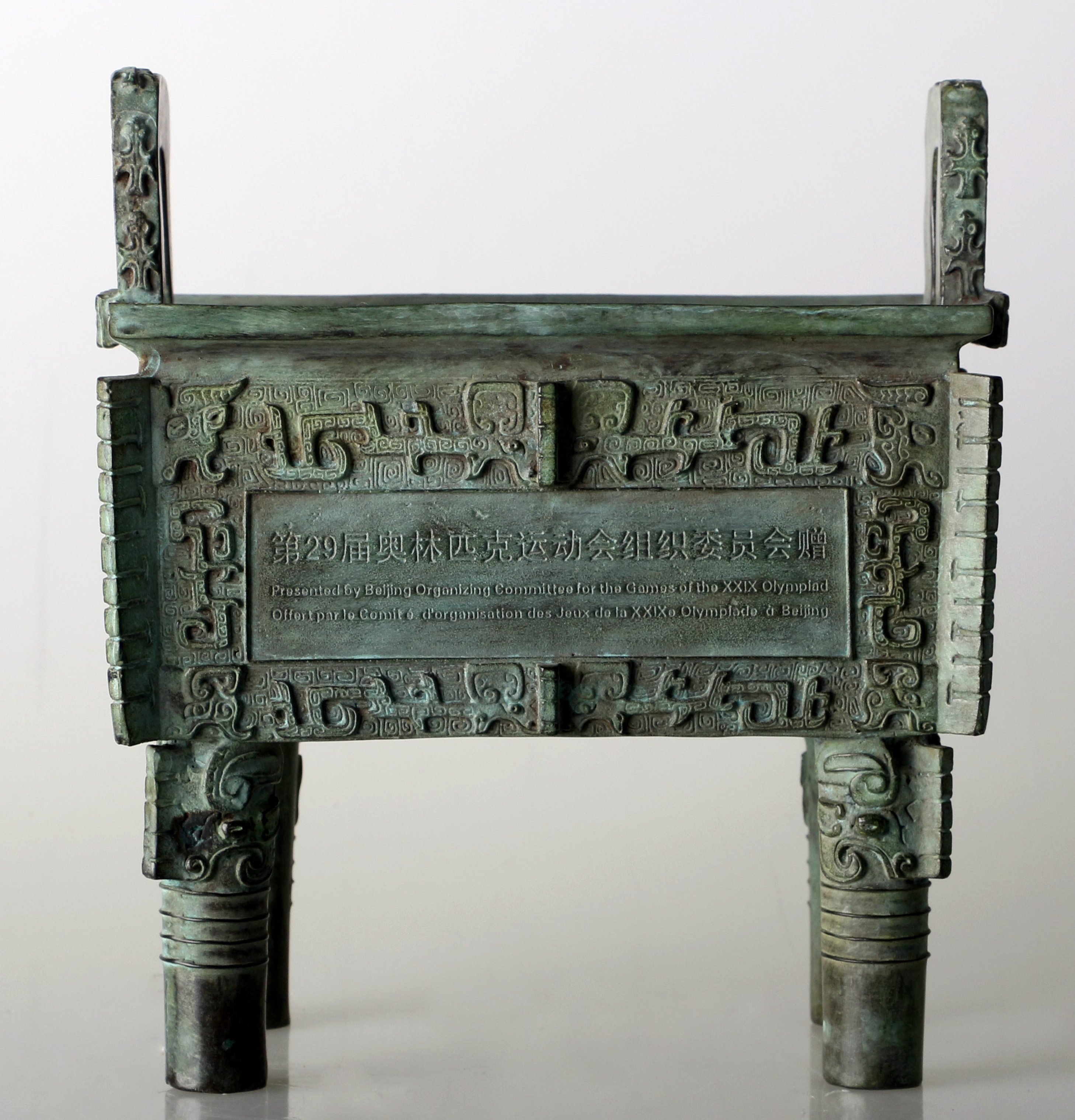 新九鼎銅藝美術(shù)館二號展廳——仿青銅器：奧運(yùn)方鼎