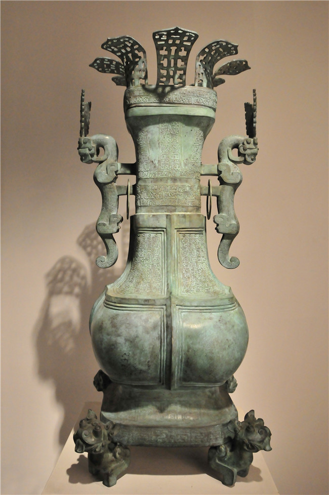 新九鼎銅藝美術(shù)館二號展廳——仿青銅器：蔡侯蓮瓣蓋銅方壺